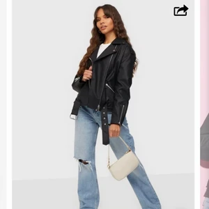 Oversized skinnjacka - Skinnjacka från nelly inköpt förra våren. Använd ett fåtal gånger så helt som ny! Stolek 34 (oversized)
