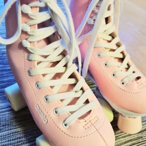 Rullskridskor  - Rosa rullskridskor med vita snören,har bara använts en gång inomhus men är annars helt nya storlek:35/36