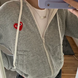 Come Des Garcons Play kofta - Köpt här av en tjej på plick, som tidigare köpt den på SSENSE. Inga fläckar, snålt använd, ny skick. Kostar cirka 2500kr ny. Jag är 166 cm och har vanligtvis storlek S