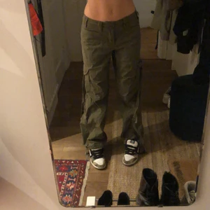 Lågmidjade baggy byxor - Assnygga baggy byxor som är jättetrendiga just nu! sitter perfekt på mig som är en XS/S och 164cm 💞 köp direkt för högre pris! billigare om du kan köpa dem 10/11/12 maj. Möts helst i Stockholm men kan frakta! 