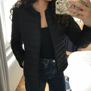 Dunjacka Åhléns strl S - Tunn dunjacka från Åhléns perfekt att ha under en kappa under en kall vårdag 🌸 säljer pga har fler liknande jackor 