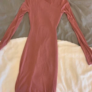 Klänning Gina tricot - Rosa tajt klänning från Gina tricot, storlek XS. Jättefin i ryggen. Använd 3-4 gånger. 
