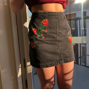 Svart jeanskjol  - Jättefin kjol med brodyr, dragkedja där bak. Använd ett par gånger men i nyskick! 