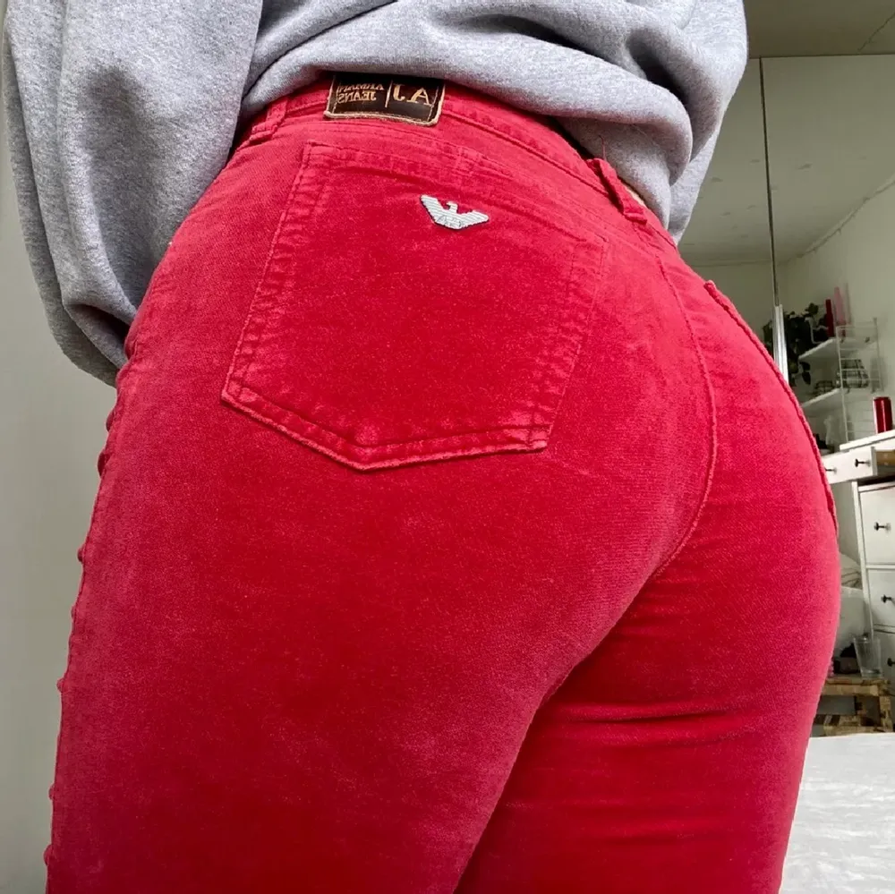 Detta är ett par röda jeans, jättesnygga. Änvänd 4-5 gånger av mig. Jeans & Byxor.