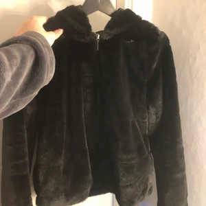 Svart pälsjacka✨  - ✨ Svart pälsjacka, jätteskön & mjuk!! ✨Frakt tillkommer ✨