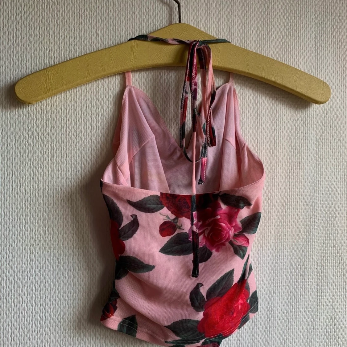 NA-KD halterneck mesh topp med rosor - 90