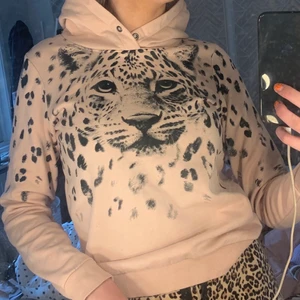 Hoodie - Riktigt snygg hoodie från H&M med coolt leopardtryck på hela bröstet och armar. För liten för mig därför säljs den(Pris går att diskuteras)💞köparen står för frakten❤️