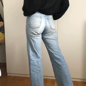 Ljusblåa Yoko jeans  - Sitter snyggt på mig som är 178 cm! 