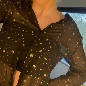 skjorta  - Jättegullig skjorta med guldiga stjärnor på, används inte längre men väldigt snygg (pris går att diskuteras)köparen står för frakten❤️