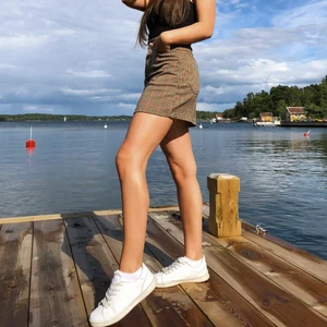 Rutig kjol - Hittar ingen storlek men den är från brandy Melville så antingen onesize eller s. Se midjemått på sista bilden🍰använd en gång