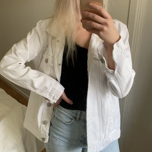 Oversize vit jeansjacka, perfekt skick!  - Perfekt skick 💕