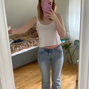 Low rise jeans från Brandy Melville  - Ljusblå low rise jeans från brandy. De är i bra skick. Säljs pga för liten storlek. Betalning via swish.🥰