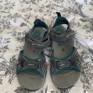 Sandaler  - Ett par sandaler från merell i använt men fint skick. Storleken är bortskavd men de passar mig som är 36-37. Säljes då de inte används