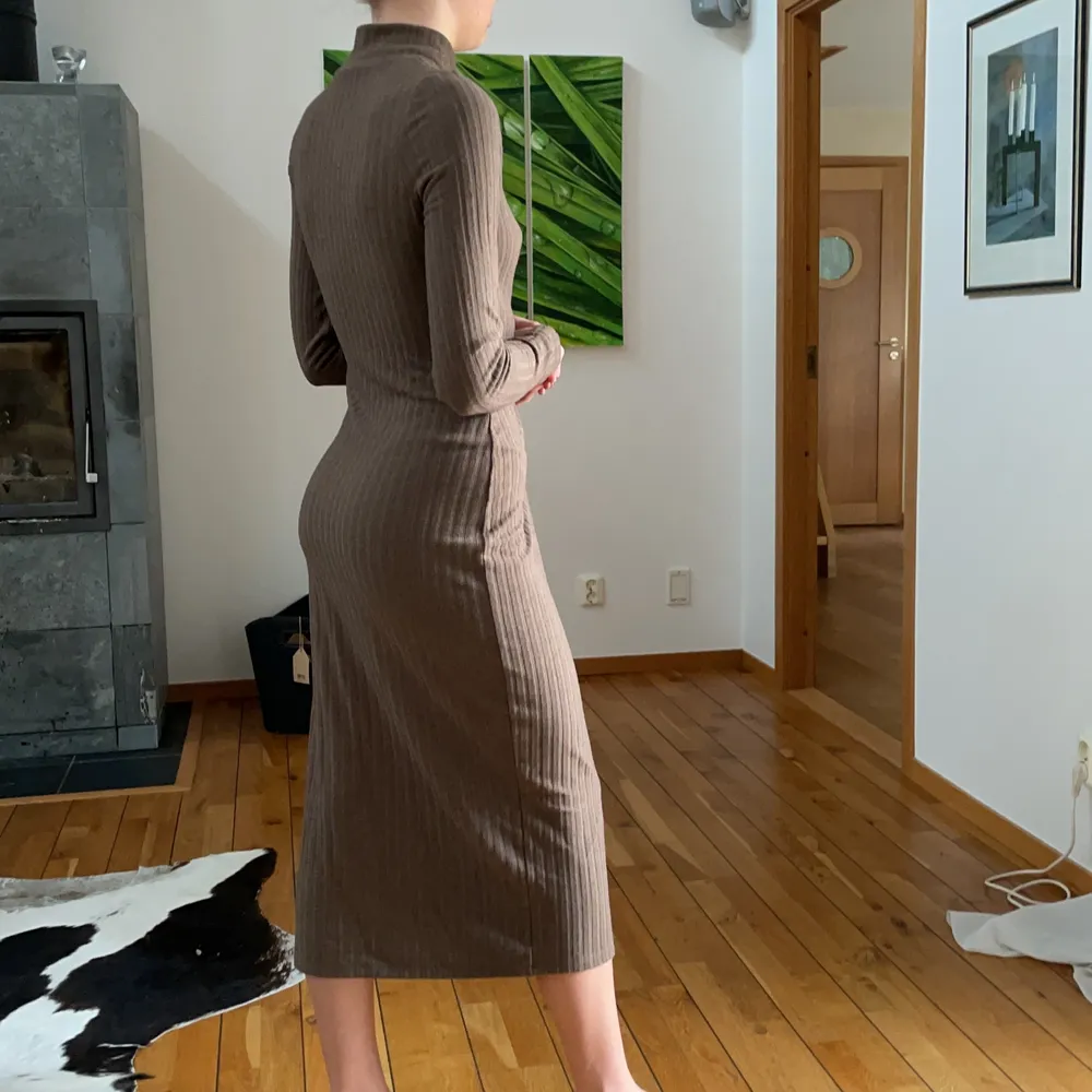 Trendig brun ribbstickad klänning! Använd en gång och är som ny. (Budgivning om fler är intresserade) Ex frakt. Klänningar.
