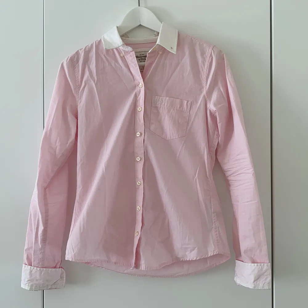 Ljusrosa skjorta från Abercrombie&Fitch. Sparsamt använd och i mycket bra skick, men säljes då den blivit för liten i armarna för mig. Kan skicka fler bilder vid behov!✨. Skjortor.
