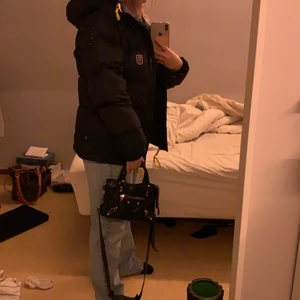 Fjällräven Down lite - Typ helt ny svart fjällräven down lite jacka, storlek xs men sitter oversize. Kvitto och andra tillbehör finns. Hör av er vid frågor, säljs ej för under 3000, skambud undanbes☺️