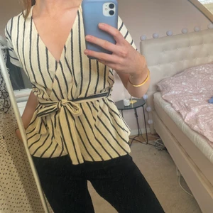 Blus med knyte  - En jätte fin randig blus med knyte, frakt tillkommer, pris kan alltid diskuteras 