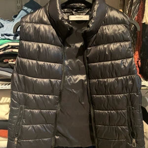 Dunväst  - En dunväst från mango som är köpr för två år sen men aldrig kommit till användning! Den har en av och påtagbar luva. Storleken är M men jag skulle säga att den passar en S också!🤍 frakt ingår inte! 