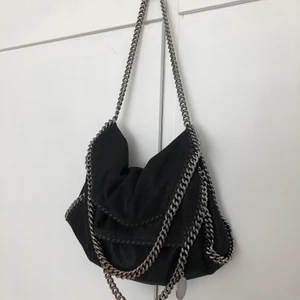 Stella McCartney väska - Använd Stella väska i den lite större modellen, fint skick men lite slitningar här o ch var. Har inte kvittot men dustbag ingår självklart. Kan tänka mig att byta mot en mindre modell och kan mötas upp i Stockholm💕