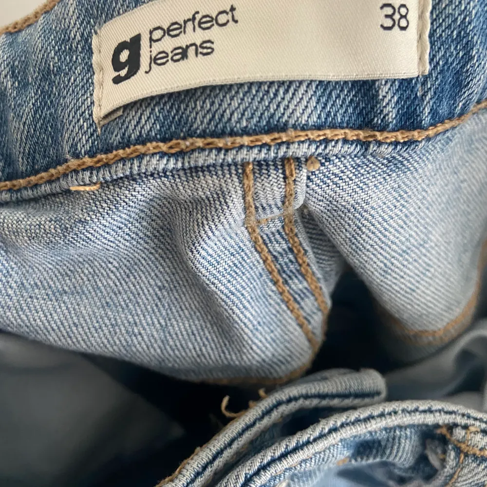 Säljer dessa jeans jag köpte för flera år sen. Dom påminner lite om ginas 90s High waist men tajtare där nere. Säljer dom för dom är för stora.. Jeans & Byxor.