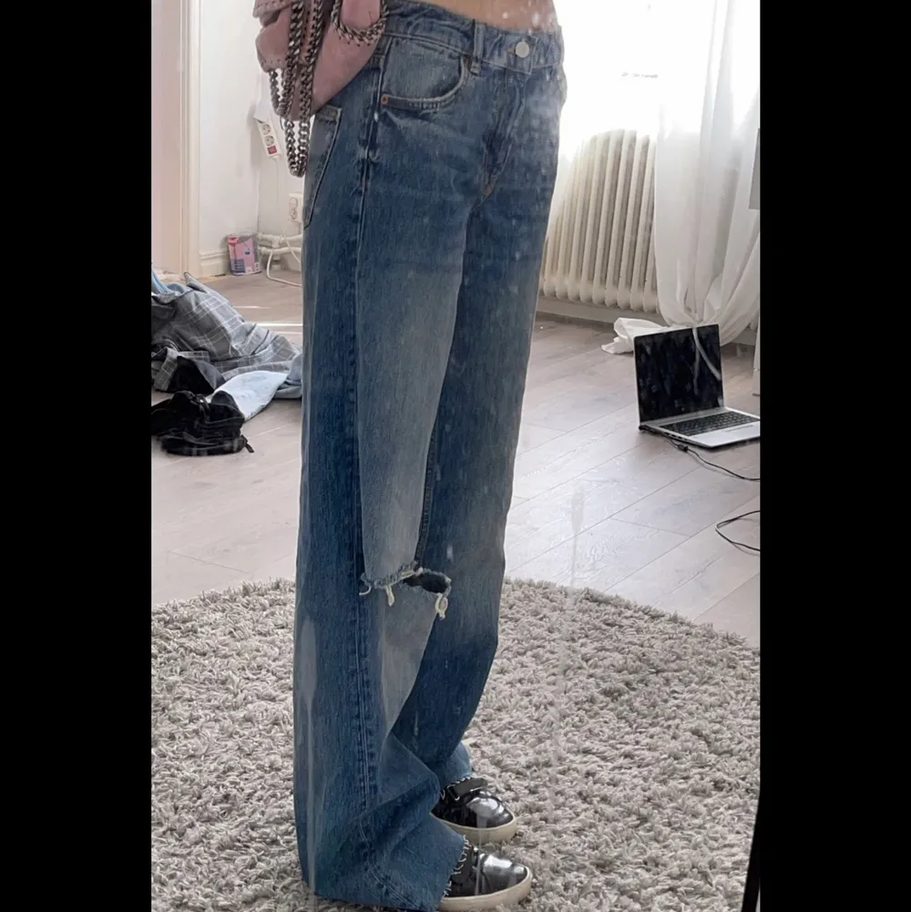 Helt oanvända och slutsålda jeans ifrån zara, är 170 och dessa är alldeles för långa för mig men meningen är att man ska klippa till den längden som passar. Köparen står för frakten på 66 kr! Lappen är kvar. Jeans & Byxor.