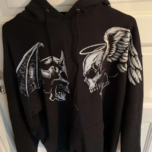 Svart Hoodie med unika detaljer🖤 - Svart hoodie med unika detaljer🖤                             Bra skick, inga synliga defekter🤍                                Är du intresserad eller har frågor? Kontakta oss via chatten 🌟                                                     Leveransinfo:                                                                 Vi kan leverera på två olika sätt                                     - Vi kan mötas upp på TEG och lämna produkterna         - Frakta via postnord (köparen står för frakten)