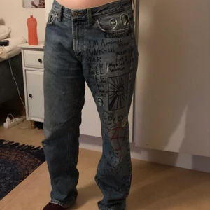 Coola jeans - Jeans med saker skrivet på och med patches (skriv om du vill ha närmare bild på texterna)