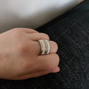 LBVYR Ring i storlek 54 - Snygg ring från LBVYR i storlek 54 med små stenar mellan 2 sidor av sten i benvitt färg. Priset kan diskuteras :)