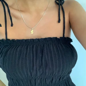 Sommar Topp - Ribbad svart topp från H&m. Så fin till i sommar. Om fler är intersserade kan budgivning ske!