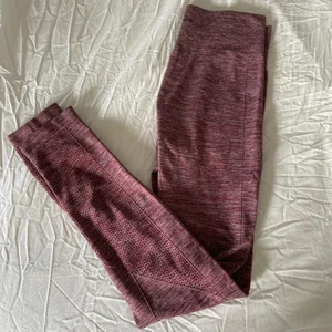 Seamless träningsbyxor  - Superfina seamless träningsbyxor från ”panos emporio” 💕 de är superfina och sitter smickrande på kroppen, säljer då de var för stora i midjan tyvärr 🥲 som nya!!