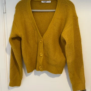 Stickad gul kofta, stl XS - Stickad gul kofta i fint skick från NAKD i storlek XS, passar även S/M