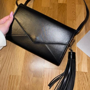 Väska helt ny  - En fin väska helt ny med många fack inuti 