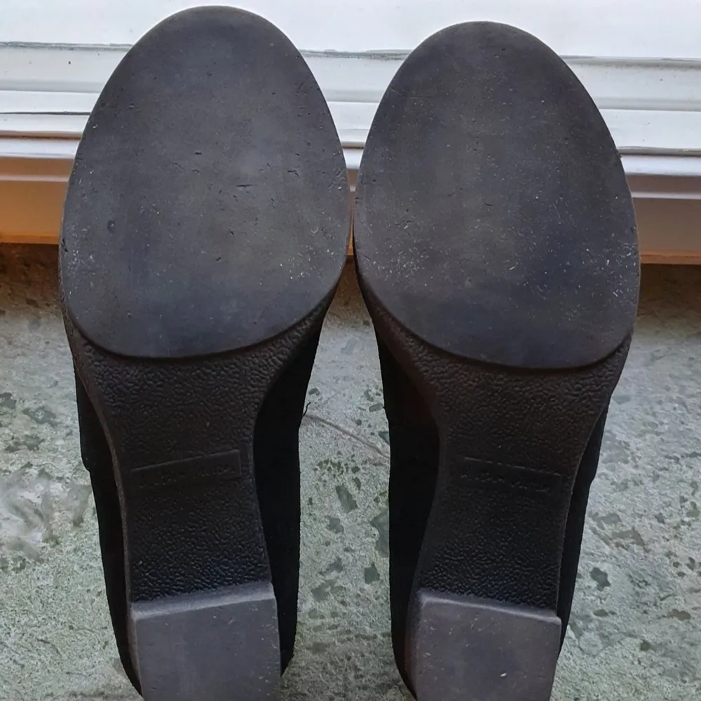 Fina skor i gott skick! Sparsamt använda enligt tidigare ägare, vilket verkar stämma enligt min bedömning. Se även bilder. Lite för smala för min fot tyvärr så säljer därför vidare. . Skor.