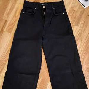 svarta högmidjade jeans från Zara🖤 - svarta högmidjade jeans från Zara🖤 köpta här på Plick men har inte kommit till användning✨ fransade i nederdelen av jeansen🖤 frakten ingår i priset!!