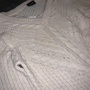 Stickad krämvit tröja med v-ringning.  - En väldigt fin stickad tröja som har en perfekt passform och passar till allt möjligt. 