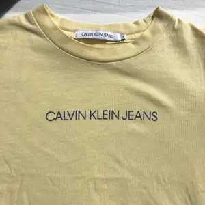 Söt ljusgul Calvin Klein T-shirt, fint skick och använd ett par gånger, inga skador eller fläckar. Storlek S men passar som XS-S 