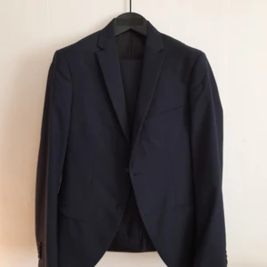 Kostym  - Ted Bernhardtz kostym i blått, strl 46.  Lite vidare än slim, sitter bra och är superfin 