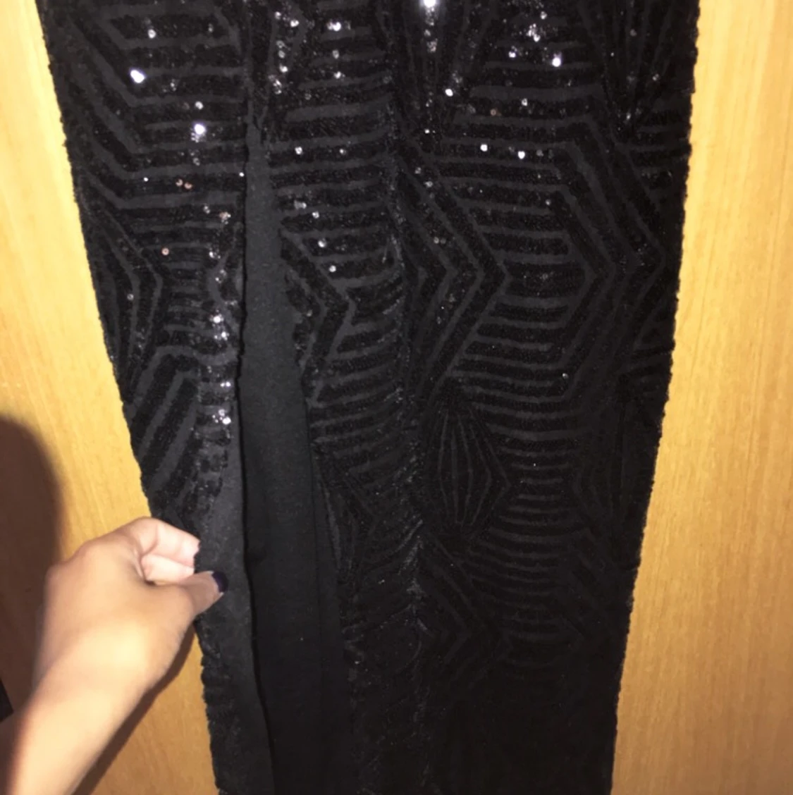 En lång svart glitter klänning köpt från Nelly. - 91