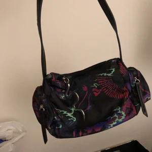Väska liten med drake/minibag with dragon detail - A small bag from Asos, Ive used it one time only. 
