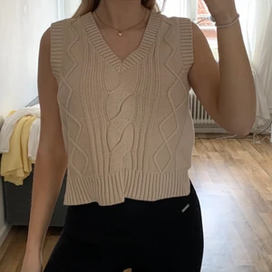 Beige topp - Beige stickad väst från Monki i strl S. Aldrig använd med lappen kvar. Fin att ha under skjorta, tshirt etc. Frakt tillkommer!