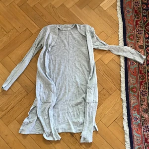 grå kofta - jättefin grå kofta som går ner till knäna! långärmad och har fickor. stryker och tvättar självklart innan jag säljer och om du vill ha mer info eller bilder skriv till mig privat! 