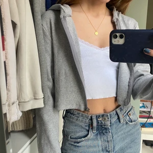 Cropped Zip Hoodie - Säljer denna fina gråa ribbade korta zip hoodien. Använd 1-2 gånger. Står M på lappen men väldigt liten i storleken och passar mig som i vanliga fall är xs. Köparen står för frakt☺️