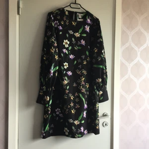 Blommig klänning oanvänd  - Långarmad kläning 