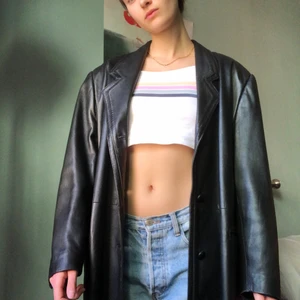 Skinnjacka  - En skitsnygg skinnjacka som jag säljer då den är lite större än vad jag hade önskat. Skulle nog säga att den är storlek L fast man kan också ha den som en oversized jacka. Den är i bra kvalitet för att vara secondhand, dock saknar den en knapp på ärmen. Möter gärna upp i Stockholm, annars betalar köparen för frakten! Skriv om ni har frågor! ❤️