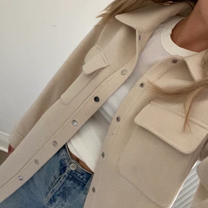 Jacka / shacket från othet stories storlek M - Beige shacket/ jacka från other stories knappt använd så så fint skick! Storlek M. Perfekt nu till vår / sommar 
