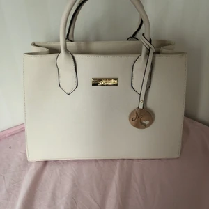 Armväska  - En armväska från märket mirelle superfin men har inte direkt min stil längre. Med väskan får du ett snöre (bild3) som du kan sätta fast i väskan så den kan sättas runt axeln. Nypris 600-700kr