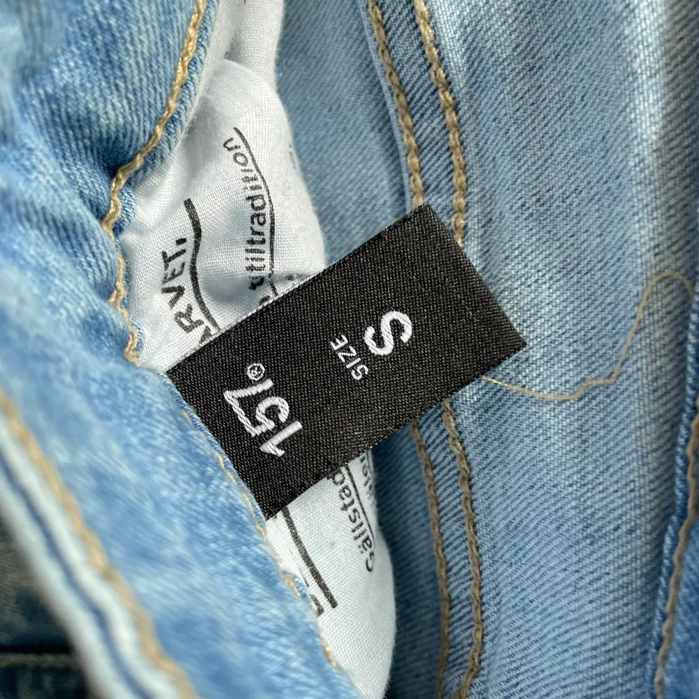 Blå lågmidjade jeans från Lager 157 i storlek S. Hål på båda knäna & avklippta vid fötterna. Superfin ljusblå färg nu till våren/sommaren.. Jeans & Byxor.