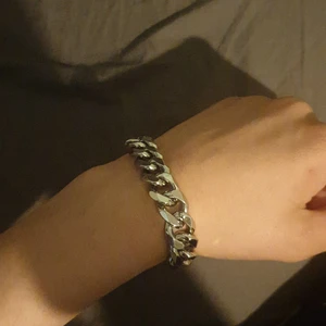 Silver armband  - Silver armband köpt 250 säljs 100 pris kan diskuteras också. Passar även kille och tjej.