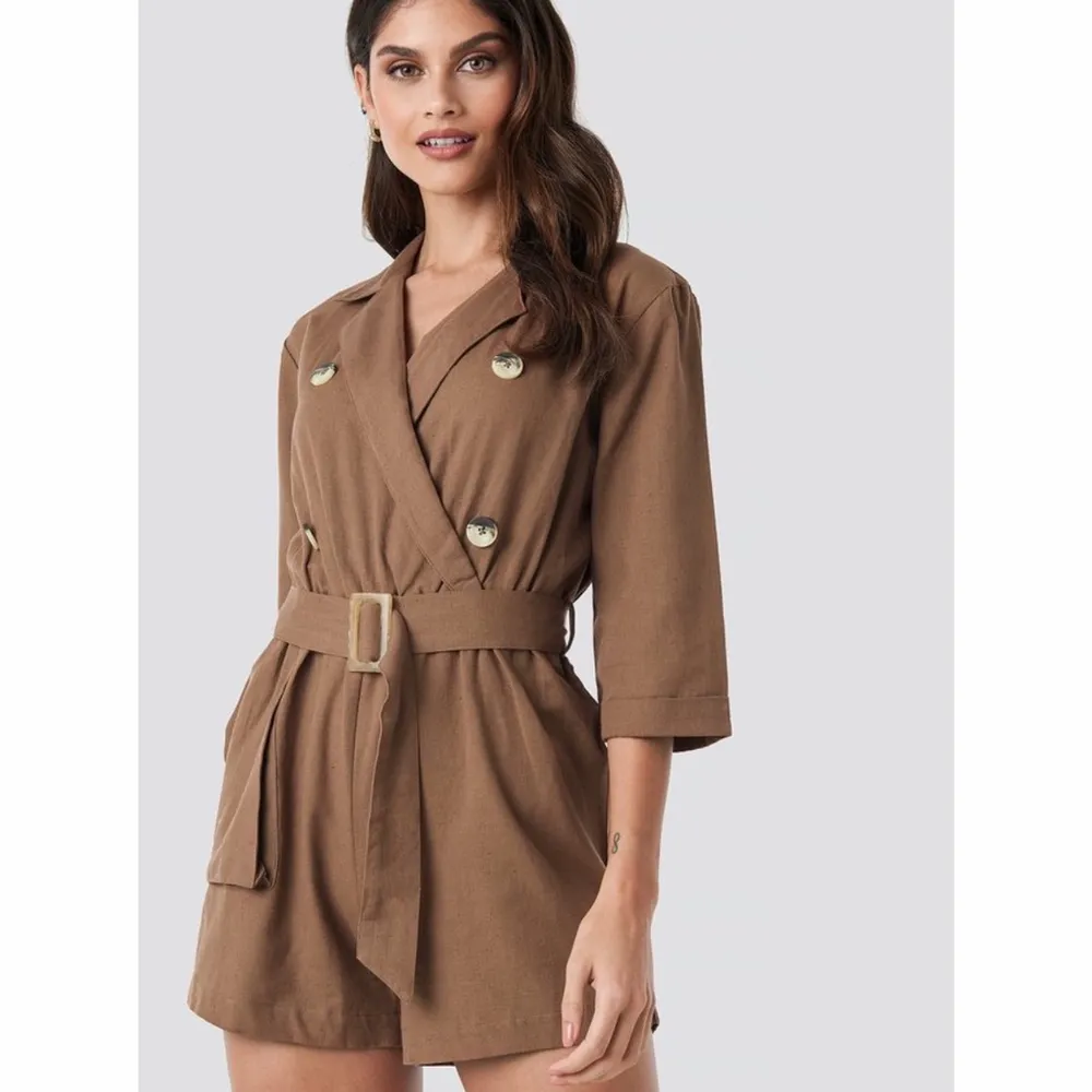 Oanvänd brun playsuit från donna romina x nakd med prislappen kvar. Storlek 38. Nypris 399kr. #jumpsuit #playsuit #brown #brun #donnaromina #nakd #na-kd #summer #onepiece #byxdress. Klänningar.