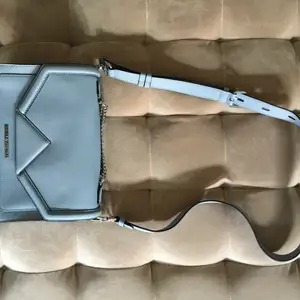 Ljusblå K/Klassik väska från Karl Lagerfeld. 100% läder. Mycket gott skick. Nypris 3000 SEK
